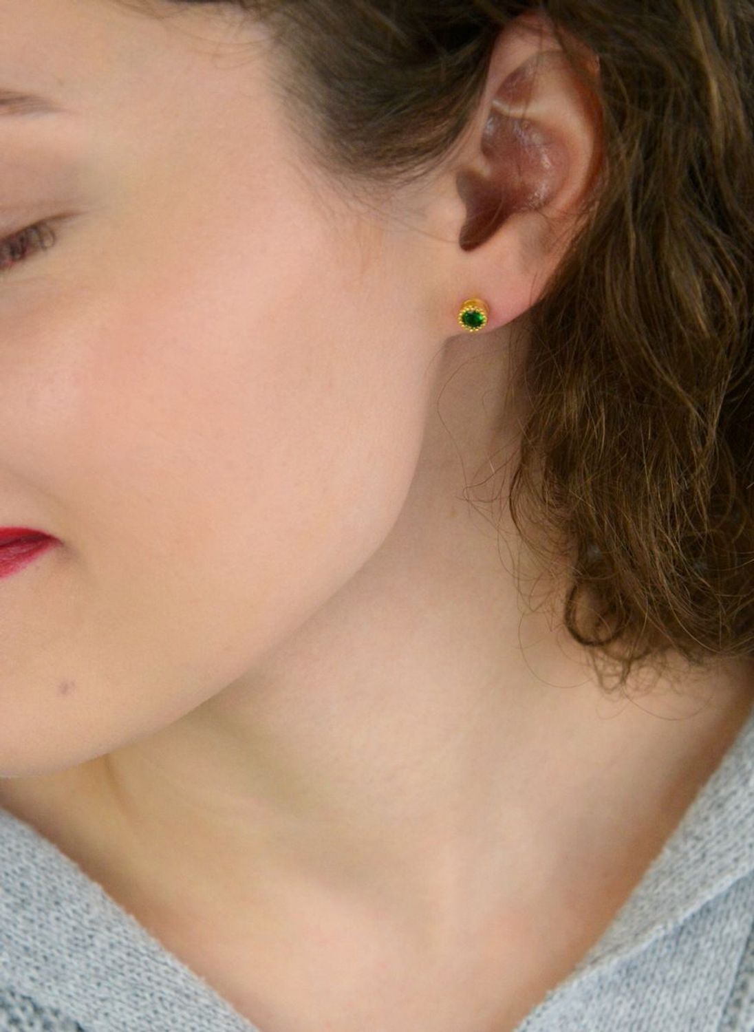 Kolczyki damskie KSR1746AZ ze srebra próby 925, pozłacane, okrągłe z zieloną cyrkonią 5 mm. Zapięcie na sztyft, waga 1,00 g – subtelna i elegancka biżuteria.1.jpg