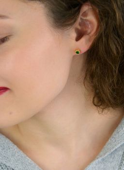 Kolczyki damskie KSR1746AZ ze srebra próby 925, pozłacane, okrągłe z zieloną cyrkonią 5 mm. Zapięcie na sztyft, waga 1,00 g – subtelna i elegancka biżuteria (1).JPG