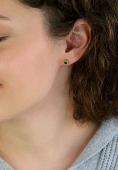Kolczyki damskie KSR1746AZ ze srebra próby 925, pozłacane, okrągłe z zieloną cyrkonią 5 mm. Zapięcie na sztyft, waga 1,00 g – subtelna i elegancka biżuteria (2).JPG
