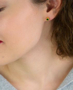 Kolczyki damskie KSR1746AZ ze srebra próby 925, pozłacane, okrągłe z zieloną cyrkonią 5 mm. Zapięcie na sztyft, waga 1,00 g – subtelna i elegancka biżuteria (3).JPG