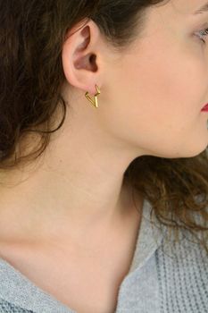 Kolczyki damskie srebrne pozłacane próby 925, model KSR1938Z w kształcie piorunów, z zapięciem na zatrzask. Długość 1,7 cm, szerokość 2 mm, waga 2,18 g. Idealne na prezent i codzienne noszenie (2).JPG