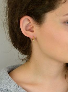 Kolczyki damskie srebrne pozłacane próby 925, model KSR1938Z w kształcie piorunów, z zapięciem na zatrzask. Długość 1,7 cm, szerokość 2 mm, waga 2,18 g. Idealne na prezent i codzienne noszenie (3).JPG