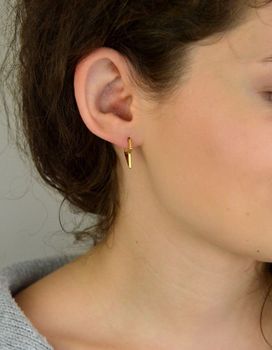 Kolczyki damskie srebrne pozłacane próby 925, model KSR1938Z w kształcie piorunów, z zapięciem na zatrzask. Długość 1,7 cm, szerokość 2 mm, waga 2,18 g. Idealne na prezent i codzienne noszenie (4).JPG