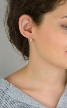 Kolczyki damskie KSR1972-10Z ze srebra próby 925, pozłacane, małe kółeczka zdobione cyrkoniami. Długość 1,3 cm, szerokość 3 mm, zapięcie na zatrzask – subtelna i elegancka biżuteria (1).JPG