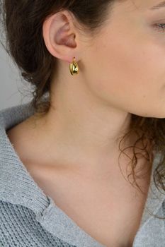 Eleganckie kolczyki srebrne pozłacane próby 925, model KSR2296Z, z zapięciem kreol. Długość 1,7 cm, szerokość 7 mm, waga 2,68 g. Idealne na prezent i do codziennego noszenia (2).JPG