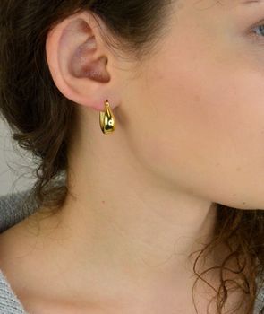 Eleganckie kolczyki srebrne pozłacane próby 925, model KSR2296Z, z zapięciem kreol. Długość 1,7 cm, szerokość 7 mm, waga 2,68 g. Idealne na prezent i do codziennego noszenia (3).JPG