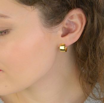 Kolczyki damskie KSR2299-10Z ze srebra próby 925, pozłacane, w kształcie małych szerokich kółeczek. Szerokość 8 mm, długość 1,3 cm, zapięcie na zatrzask – elegancka i uniwersalna biżuteria (2).JPG