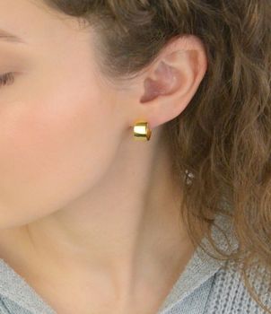 Kolczyki damskie KSR2299-10Z ze srebra próby 925, pozłacane, w kształcie małych szerokich kółeczek. Szerokość 8 mm, długość 1,3 cm, zapięcie na zatrzask – elegancka i uniwersalna biżuteria (3).JPG