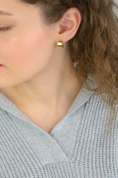 Kolczyki damskie KSR2299-10Z ze srebra próby 925, pozłacane, w kształcie małych szerokich kółeczek. Szerokość 8 mm, długość 1,3 cm, zapięcie na zatrzask – elegancka i uniwersalna biżuteria (4).JPG