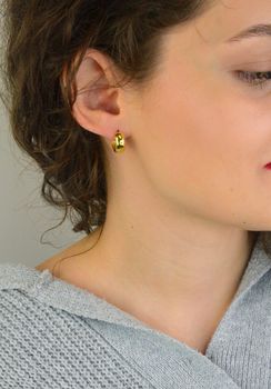 Kolczyki damskie KSR2305Z ze srebra próby 925, pozłacane, gładkie kółka o długości 1,3 cm i szerokości 6 mm. Waga 3,93 g – klasyczna i elegancka biżuteria dla kobiet (3).JPG