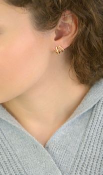 Kolczyki damskie srebrne pozłacane próby 925, model KSR2325Z, zdobione cyrkoniami, z zapięciem na zatrzask. Długość 1,1 cm, szerokość 1,4 cm. Eleganckie, lekkie i idealne na prezent (1).JPG