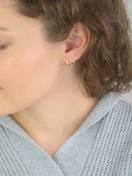 Kolczyki damskie srebrne pozłacane próby 925, model KSR2325Z, zdobione cyrkoniami, z zapięciem na zatrzask. Długość 1,1 cm, szerokość 1,4 cm. Eleganckie, lekkie i idealne na prezent (2).JPG