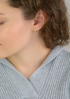 Kolczyki damskie srebrne pozłacane próby 925, model KSR2325Z, zdobione cyrkoniami, z zapięciem na zatrzask. Długość 1,1 cm, szerokość 1,4 cm. Eleganckie, lekkie i idealne na prezent (3).JPG