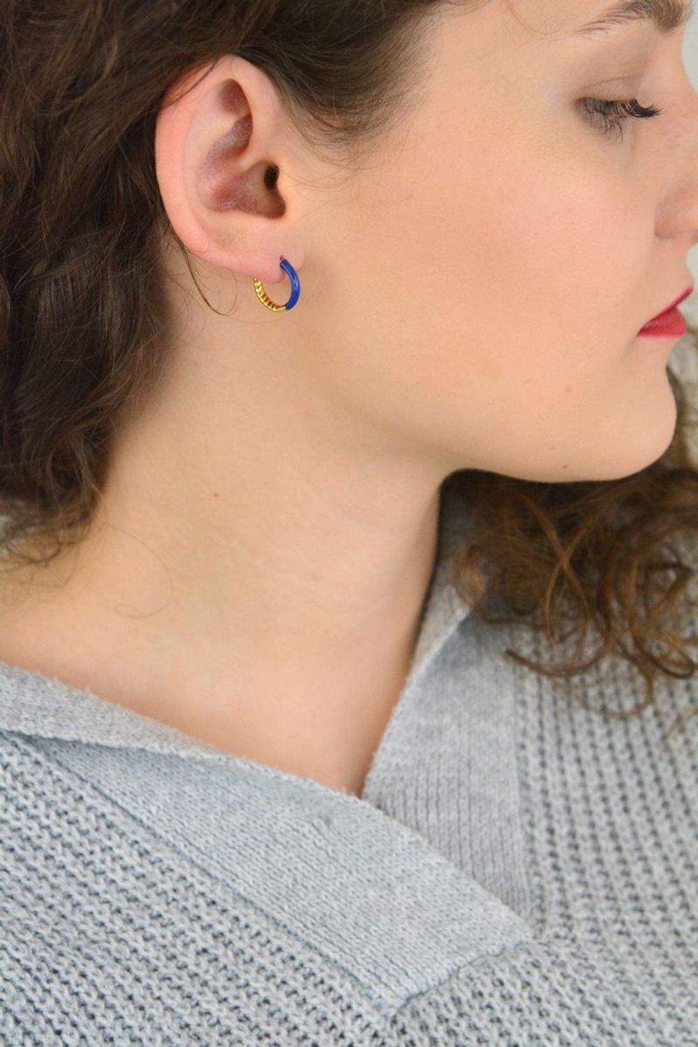 Kolczyki damskie srebrne pozłacane KSR2354Z 💙 kółeczka zdobione granatową emalią. Srebro próby 925, długość 1,3 cm, szerokość 2 mm, zapięcie na zatrzask, waga 2,10 g. Stylowa i 1.jpg