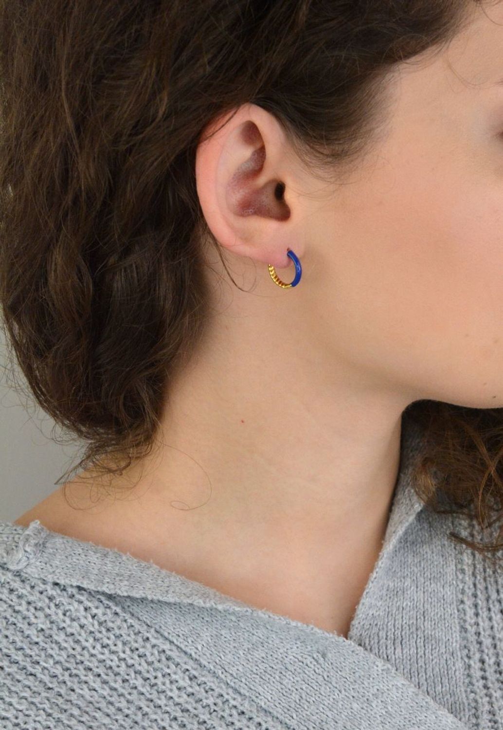 Kolczyki damskie srebrne pozłacane KSR2354Z 💙 kółeczka zdobione granatową emalią. Srebro próby 925, długość 1,3 cm, szerokość 2 mm, zapięcie na zatrzask, waga 2,10 g. Stylowa i 1.jpg