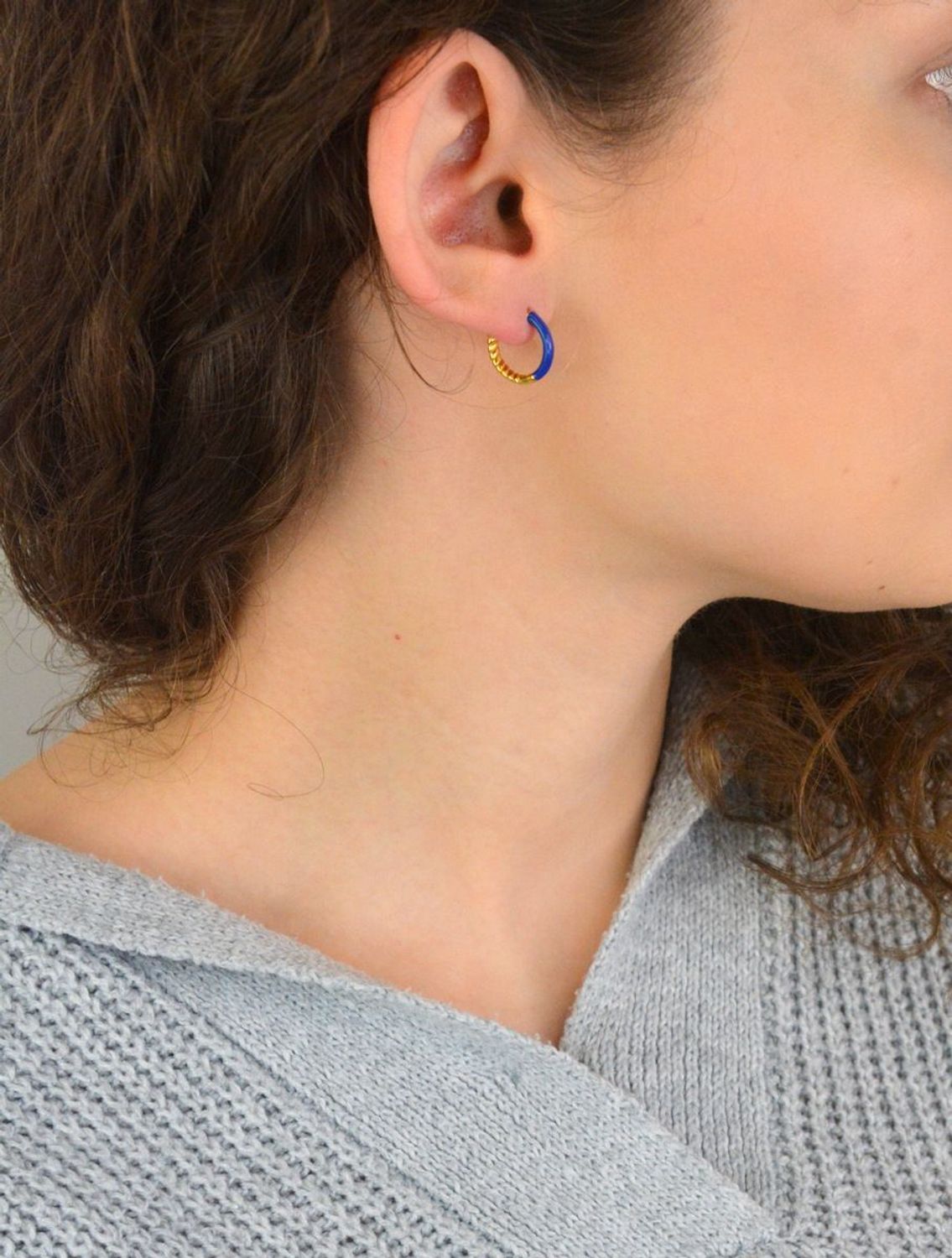 Kolczyki damskie srebrne pozłacane KSR2354Z 💙 kółeczka zdobione granatową emalią. Srebro próby 925, długość 1,3 cm, szerokość 2 mm, zapięcie na zatrzask, waga 2,10 g. Stylowa i 1.jpg