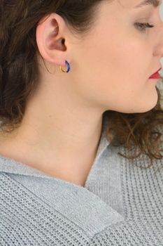 Kolczyki damskie srebrne pozłacane KSR2354Z 💙 kółeczka zdobione granatową emalią. Srebro próby 925, długość 1,3 cm, szerokość 2 mm, zapięcie na zatrzask, waga 2,10 g. Stylowa i elegancka biżuteria damska, idealna na prezent! (1).JPG