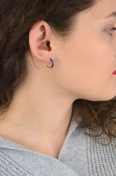 Kolczyki damskie srebrne pozłacane KSR2354Z 💙 kółeczka zdobione granatową emalią. Srebro próby 925, długość 1,3 cm, szerokość 2 mm, zapięcie na zatrzask, waga 2,10 g. Stylowa i elegancka biżuteria damska, idealna na prezent (3).JPG