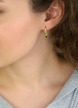 Eleganckie kolczyki damskie srebrne pozłacane KSR2355Z 💚 podłużne, zdobione zieloną cyrkonią. Srebro próby 925, długość 1,8 cm, szerokość 3 mm, zapięcie na zatrzask, waga 2,25 g. Subtelna biżuteria idealna na prezent! (1).JPG