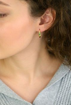 Eleganckie kolczyki damskie srebrne pozłacane KSR2355Z 💚 podłużne, zdobione zieloną cyrkonią. Srebro próby 925, długość 1,8 cm, szerokość 3 mm, zapięcie na zatrzask, waga 2,25 g. Subtelna biżuteria idealna na prezent! (2).JPG