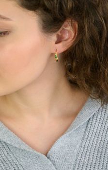 Eleganckie kolczyki damskie srebrne pozłacane KSR2355Z 💚 podłużne, zdobione zieloną cyrkonią. Srebro próby 925, długość 1,8 cm, szerokość 3 mm, zapięcie na zatrzask, waga 2,25 g. Subtelna biżuteria idealna na prezent! (3).JPG