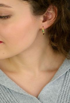 Eleganckie kolczyki damskie srebrne pozłacane KSR2355Z 💚 podłużne, zdobione zieloną cyrkonią. Srebro próby 925, długość 1,8 cm, szerokość 3 mm, zapięcie na zatrzask, waga 2,25 g. Subtelna biżuteria idealna na prezent! (4).JPG