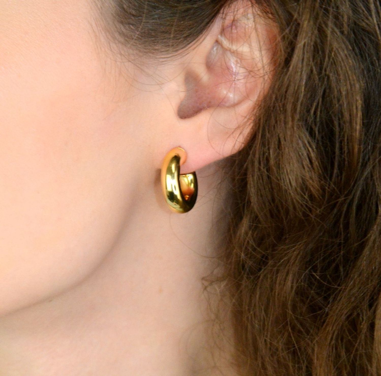 Kolczyki damskie KSR2449Z ze srebra próby 925 w klasycznym kształcie kółek. Długość 2,0 cm, szerokość 6 mm, zapięcie na sztyft – elegancka i uniwersalna biżuteria.1.jpg