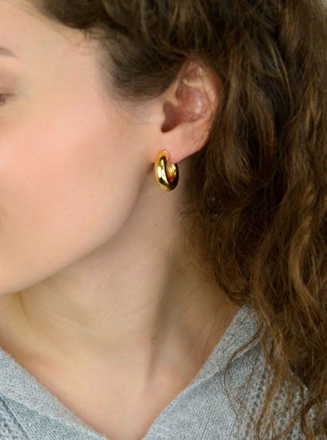 Kolczyki damskie KSR2449Z ze srebra próby 925 w klasycznym kształcie kółek. Długość 2,0 cm, szerokość 6 mm, zapięcie na sztyft – elegancka i uniwersalna biżuteria.1.jpg