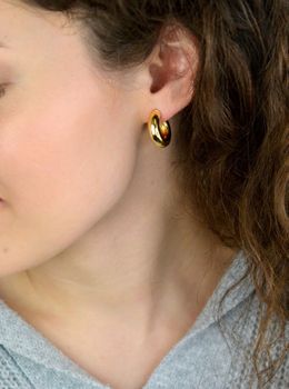 Kolczyki damskie KSR2449Z ze srebra próby 925 w klasycznym kształcie kółek. Długość 2,0 cm, szerokość 6 mm, zapięcie na sztyft – elegancka i uniwersalna biżuteria (1).JPG