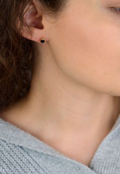 Kolczyki damskie KSR2556-5BZ ze srebra próby 925, pozłacane, zdobione jedną cyrkonią w czarnym kolorze. Wielkość 5 mm, waga 0,95 g, zapięcie na sztyft – elegancka biżuteria z charakterem (1).JPG