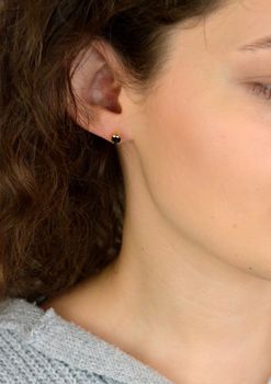 Kolczyki damskie KSR2556-5BZ ze srebra próby 925, pozłacane, zdobione jedną cyrkonią w czarnym kolorze. Wielkość 5 mm, waga 0,95 g, zapięcie na sztyft – elegancka biżuteria z charakterem (2).JPG