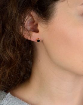 Kolczyki damskie KSR2556-5BZ ze srebra próby 925, pozłacane, zdobione jedną cyrkonią w czarnym kolorze. Wielkość 5 mm, waga 0,95 g, zapięcie na sztyft – elegancka biżuteria z charakterem (3).JPG