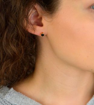 Kolczyki damskie KSR2556-5BZ ze srebra próby 925, pozłacane, zdobione jedną cyrkonią w czarnym kolorze. Wielkość 5 mm, waga 0,95 g, zapięcie na sztyft – elegancka biżuteria z charakterem (4).JPG