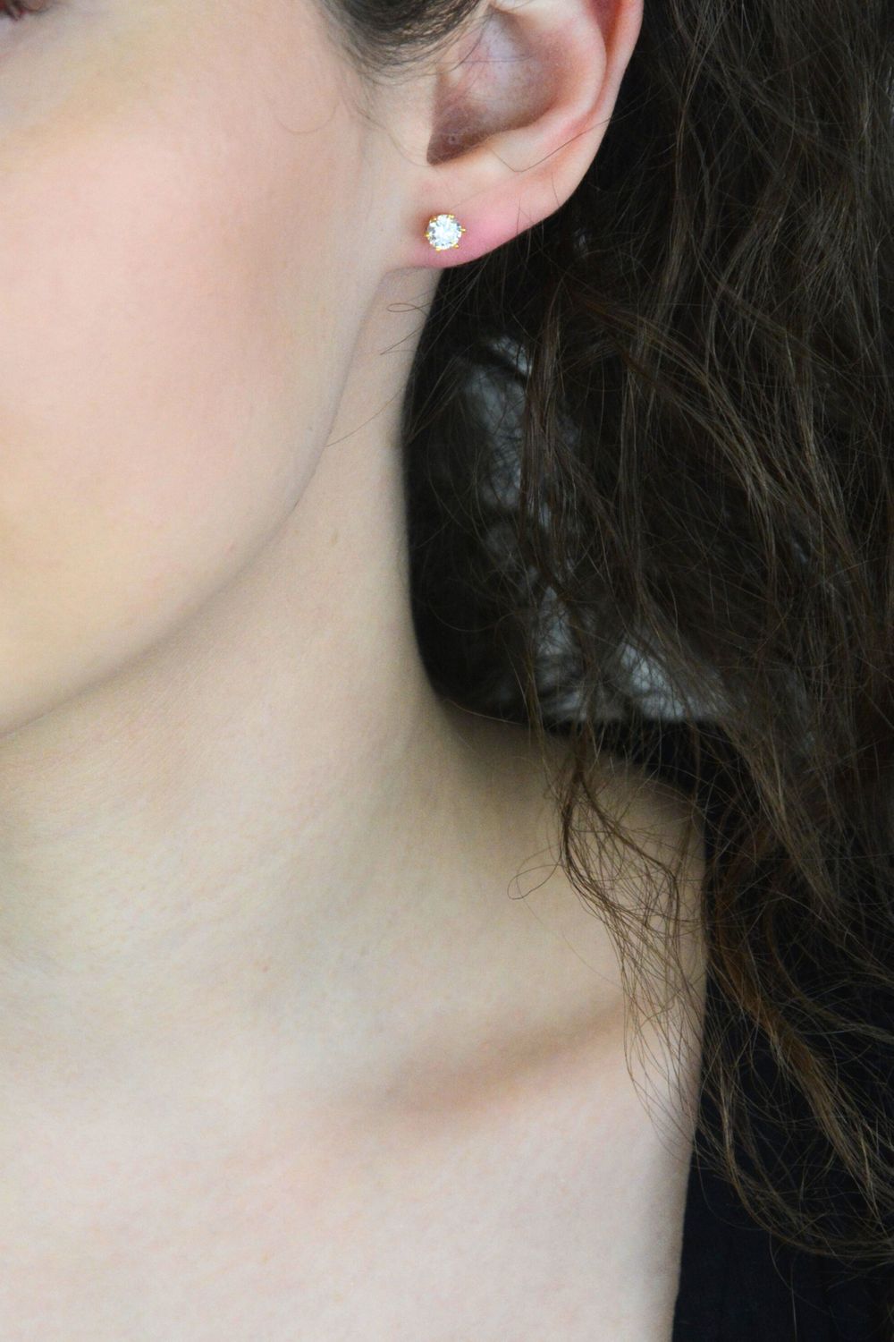 Kolczyki damskie KSR2556-5Z ze srebra próby 925, pozłacane, zdobione jedną białą cyrkonią 5 mm. Zapięcie na sztyft – subtelna i elegancka biżuteria dla kobiet.1.jpg