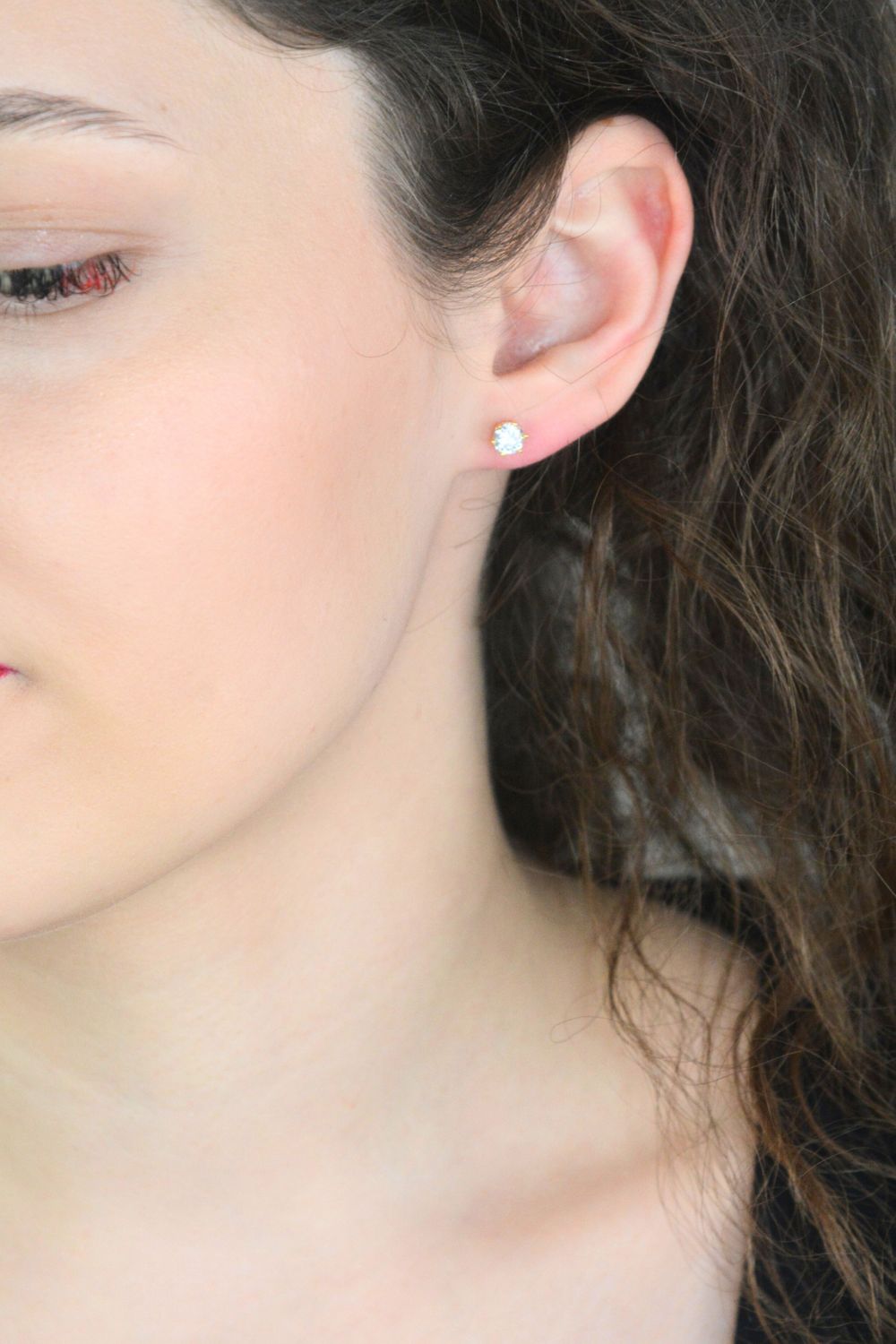 Kolczyki damskie KSR2556-5Z ze srebra próby 925, pozłacane, zdobione jedną białą cyrkonią 5 mm. Zapięcie na sztyft – subtelna i elegancka biżuteria dla kobiet.1.jpg