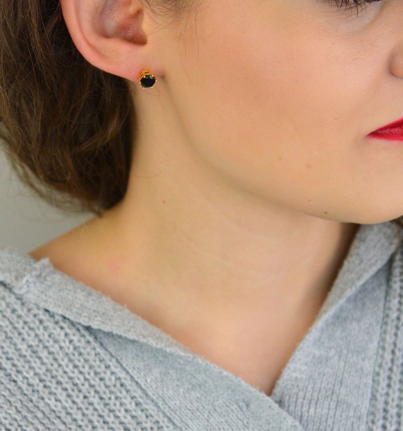 Kolczyki damskie KSR2556-6BZ ze srebra próby 925 pozłacane, zdobione czarną cyrkonią. Wielkość 7 mm, zapięcie na sztyft. Elegancka biżuteria o nowoczesnym charakterze.1.jpg