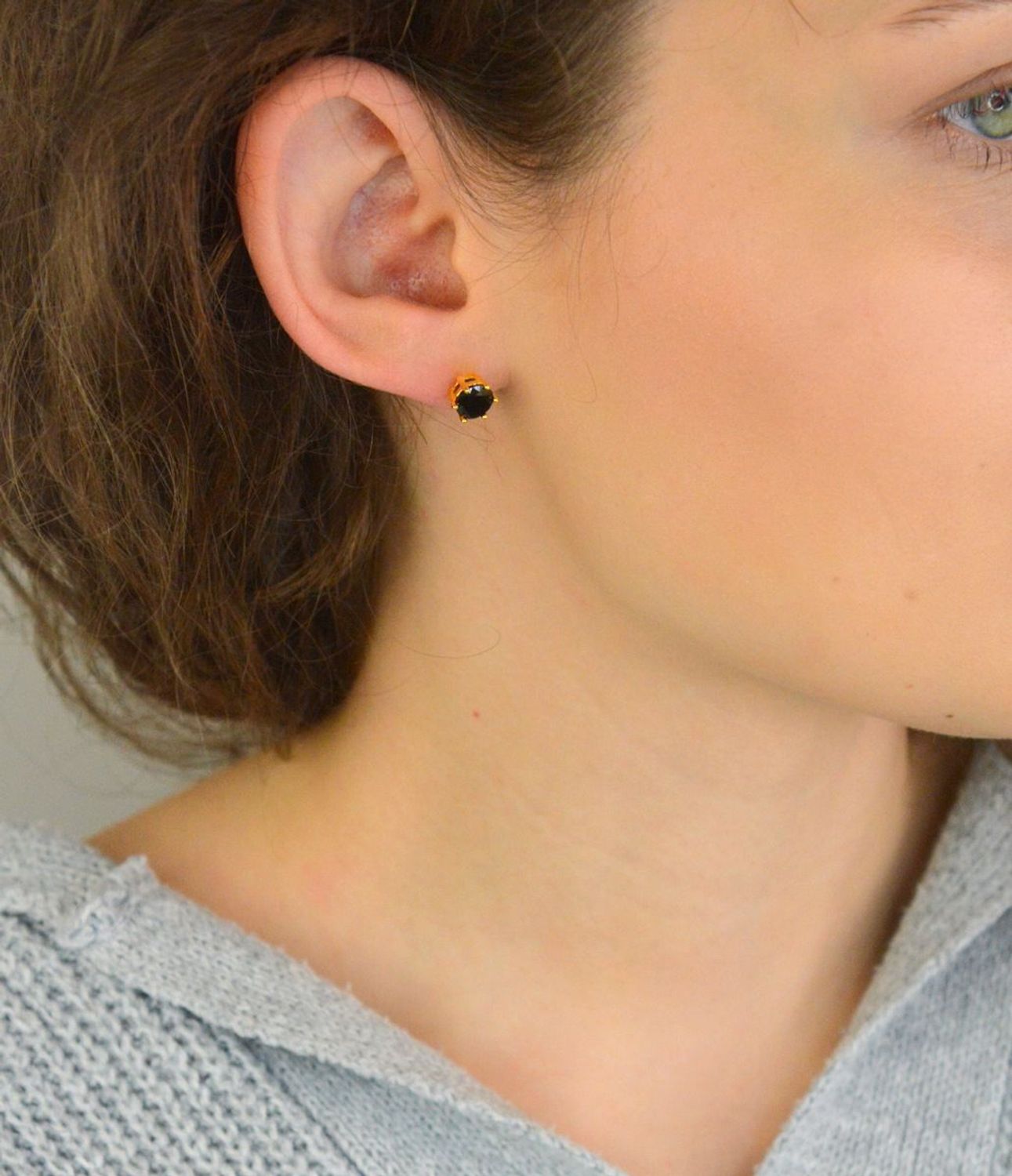 Kolczyki damskie KSR2556-6BZ ze srebra próby 925 pozłacane, zdobione czarną cyrkonią. Wielkość 7 mm, zapięcie na sztyft. Elegancka biżuteria o nowoczesnym charakterze.1.jpg