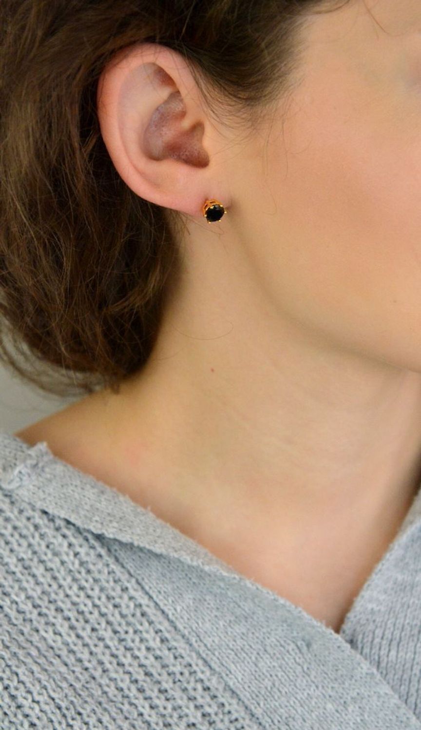 Kolczyki damskie KSR2556-6BZ ze srebra próby 925 pozłacane, zdobione czarną cyrkonią. Wielkość 7 mm, zapięcie na sztyft. Elegancka biżuteria o nowoczesnym charakterze.1.jpg