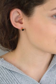 Kolczyki damskie KSR2556-6BZ ze srebra próby 925 pozłacane, zdobione czarną cyrkonią. Wielkość 7 mm, zapięcie na sztyft. Elegancka biżuteria o nowoczesnym charakterze (1).JPG