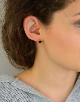 Kolczyki damskie KSR2556-6BZ ze srebra próby 925 pozłacane, zdobione czarną cyrkonią. Wielkość 7 mm, zapięcie na sztyft. Elegancka biżuteria o nowoczesnym charakterze (6).JPG