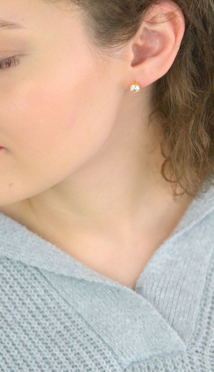 Kolczyki damskie KSR2556-6Z ze srebra próby 925, zdobione jedną dużą cyrkonią 7 mm. Zapięcie na sztyft, waga 1,25 g – elegancka i klasyczna biżuteria.1.jpg