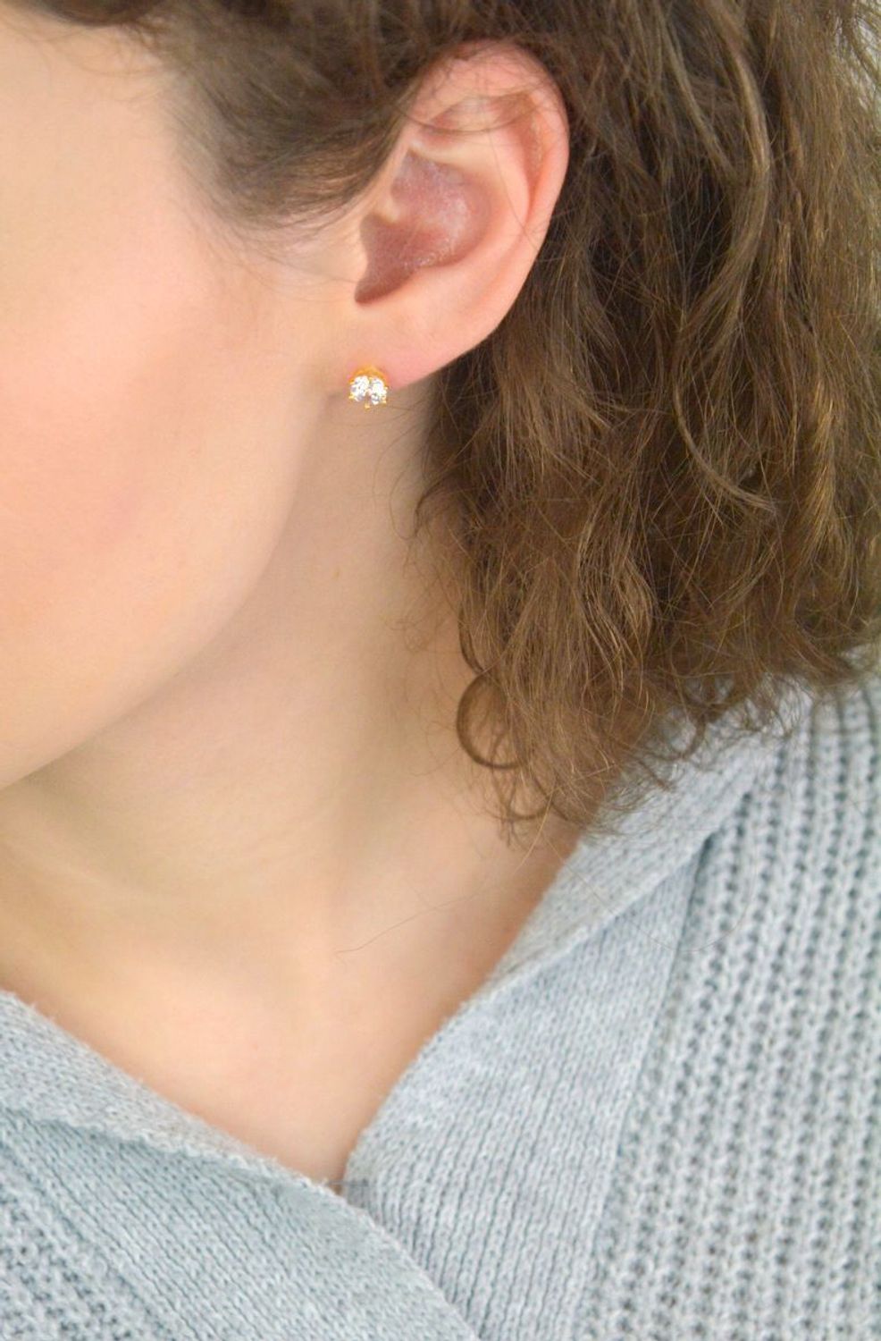 Kolczyki damskie KSR2556-6Z ze srebra próby 925, zdobione jedną dużą cyrkonią 7 mm. Zapięcie na sztyft, waga 1,25 g – elegancka i klasyczna biżuteria.1.jpg