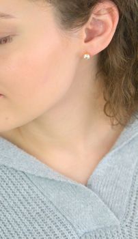 Kolczyki damskie KSR2556-6Z ze srebra próby 925, zdobione jedną dużą cyrkonią 7 mm. Zapięcie na sztyft, waga 1,25 g – elegancka i klasyczna biżuteria (1).JPG