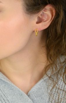 Kolczyki damskie KSR2558Z ze srebra próby 925, pozłacane, wiszące dwa owalne kółeczka. Długość 1,5 cm, szerokość 6 mm, zapięcie na sztyft – subtelna i elegancka biżuteria (2).JPG