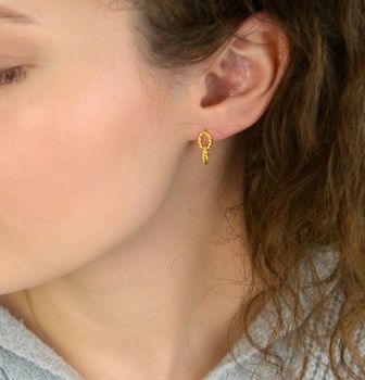 Kolczyki damskie KSR2558Z ze srebra próby 925, pozłacane, wiszące dwa owalne kółeczka. Długość 1,5 cm, szerokość 6 mm, zapięcie na sztyft – subtelna i elegancka biżuteria (3).JPG