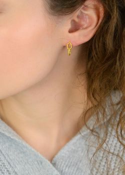 Kolczyki damskie KSR2558Z ze srebra próby 925, pozłacane, wiszące dwa owalne kółeczka. Długość 1,5 cm, szerokość 6 mm, zapięcie na sztyft – subtelna i elegancka biżuteria (4).JPG