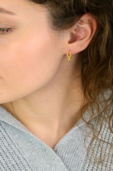 Kolczyki damskie KSR2558Z ze srebra próby 925, pozłacane, wiszące dwa owalne kółeczka. Długość 1,5 cm, szerokość 6 mm, zapięcie na sztyft – subtelna i elegancka biżuteria (5).JPG