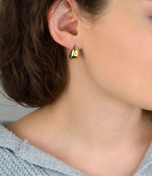 Kolczyki damskie KSR2562Z ze srebra próby 925, pozłacane, gładkie łezki. Długość 1,6 cm, szerokość 8 mm, zapięcie na sztyft – klasyczna i elegancka biżuteria (4).JPG