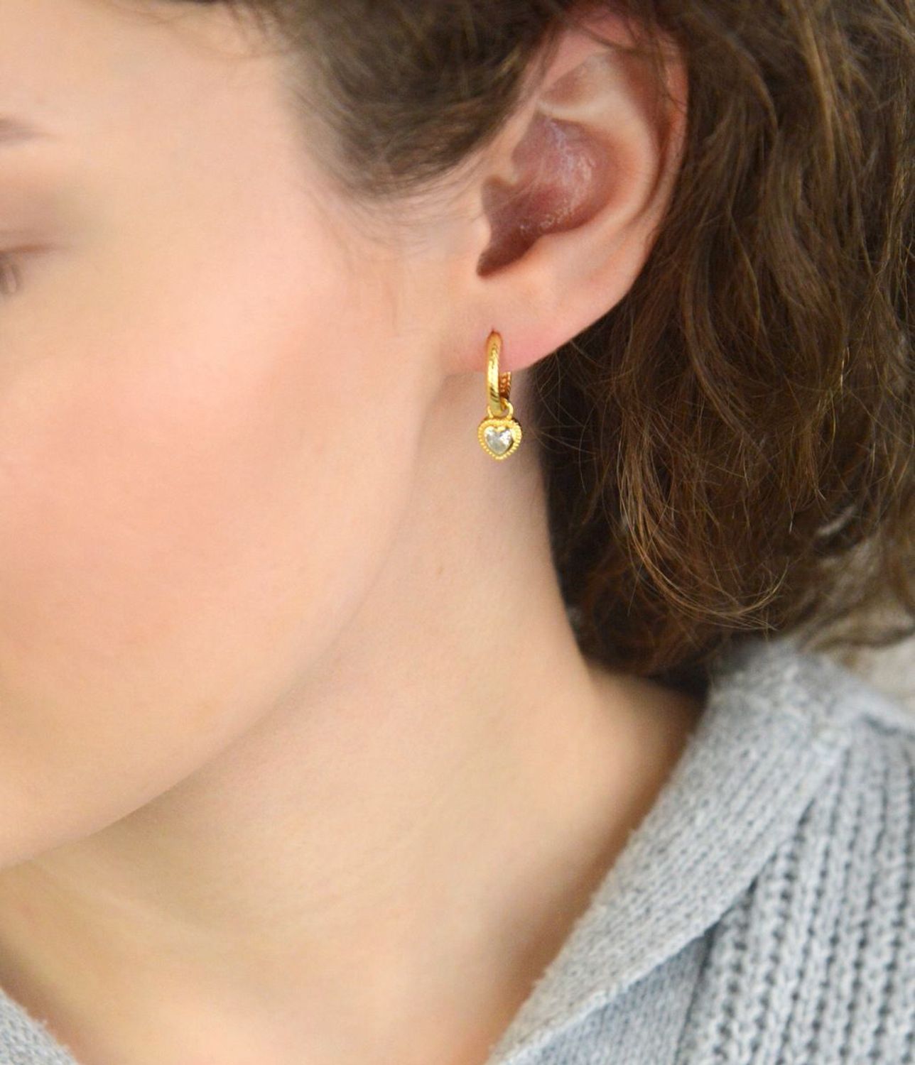 Kolczyki Damskie Srebrne Pozłacane KSR2684Z – Kółeczka z Wiszącymi Serduszkami w Cyrkonii, Zapięcie na Zatrzask.jpg