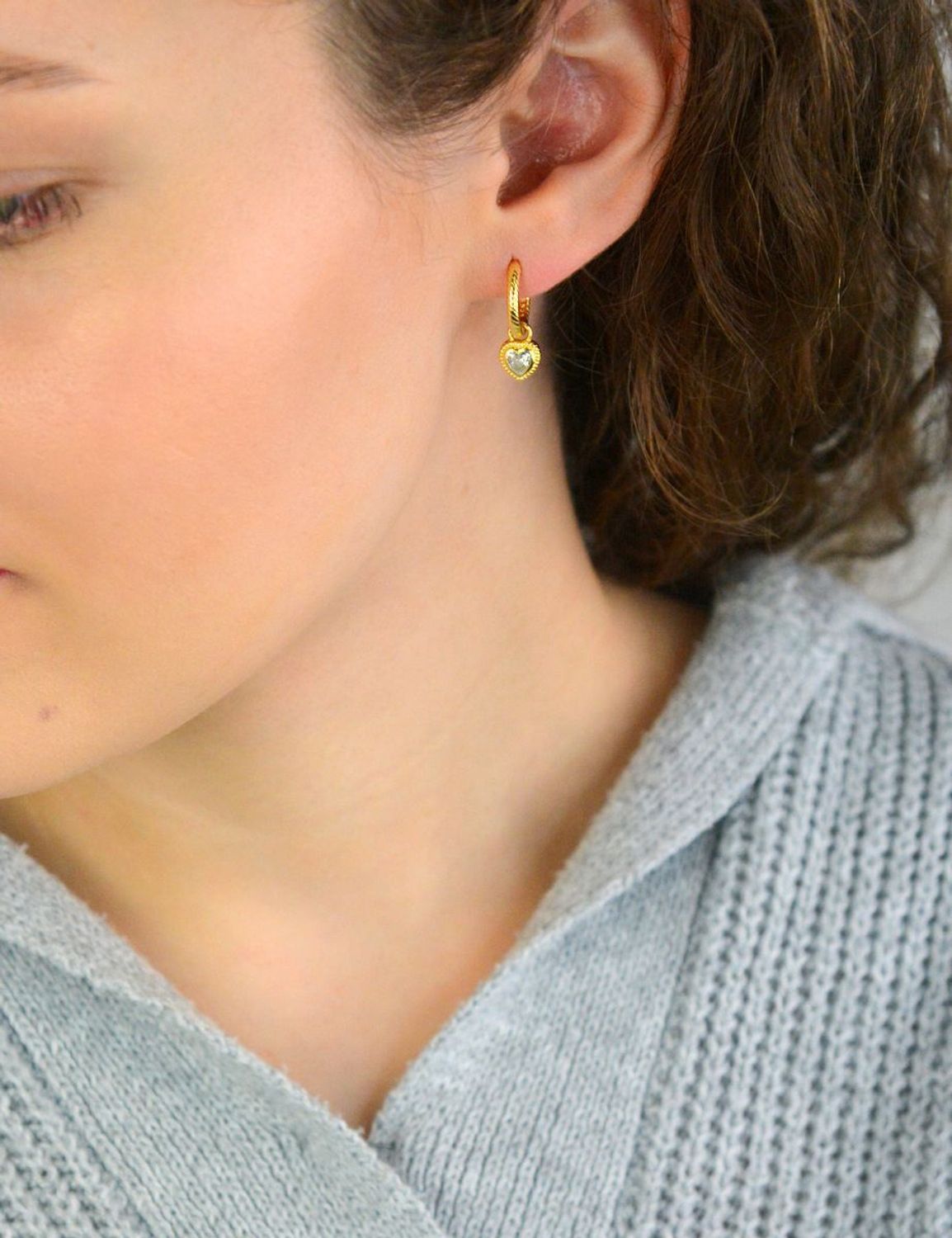 Kolczyki Damskie Srebrne Pozłacane KSR2684Z – Kółeczka z Wiszącymi Serduszkami w Cyrkonii, Zapięcie na Zatrzask.jpg